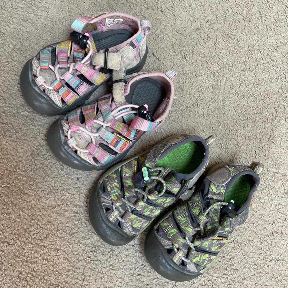 Lot 2 pairs of washable Keens